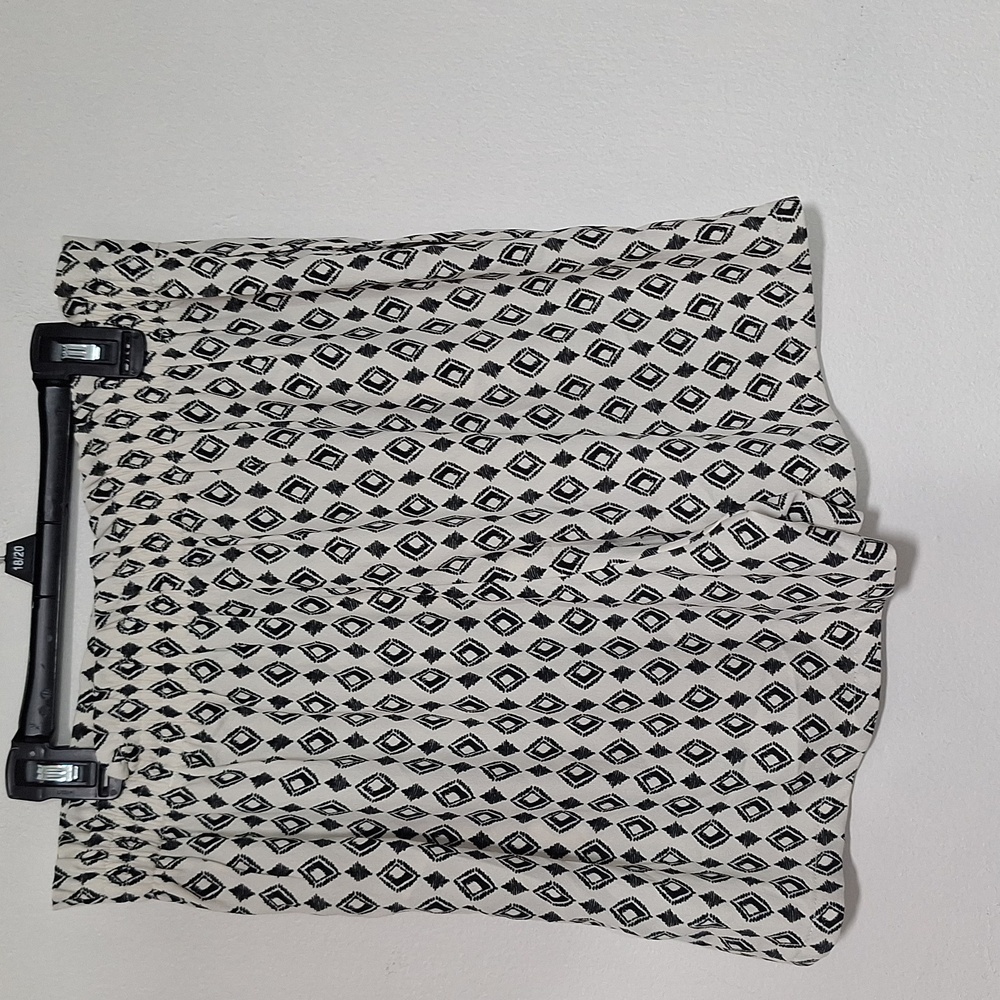 DR2 Black and Cream Shorts Geo Print - Picture 4 of 8